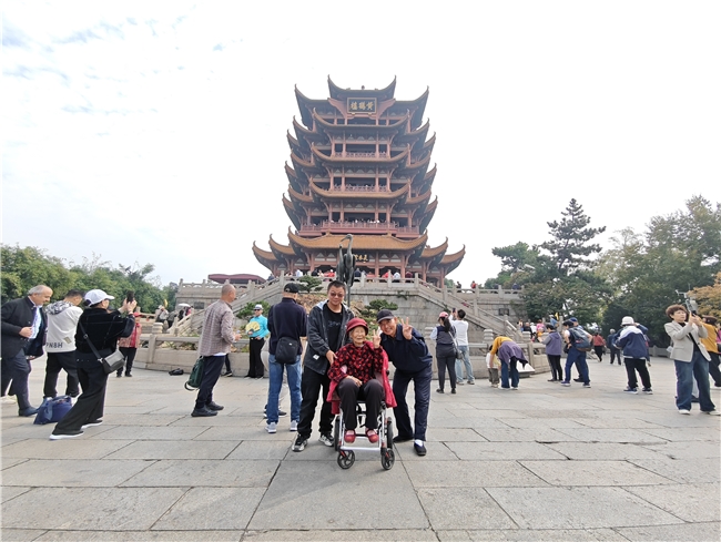 诠释孝亲传承，90后孙子带百岁奶奶登黄鹤楼过重阳
