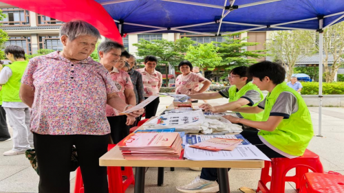 筑牢社区反诈防线 青年学子基层建功 —— “法润知行”实践团开展凤秀家园反诈宣传活动